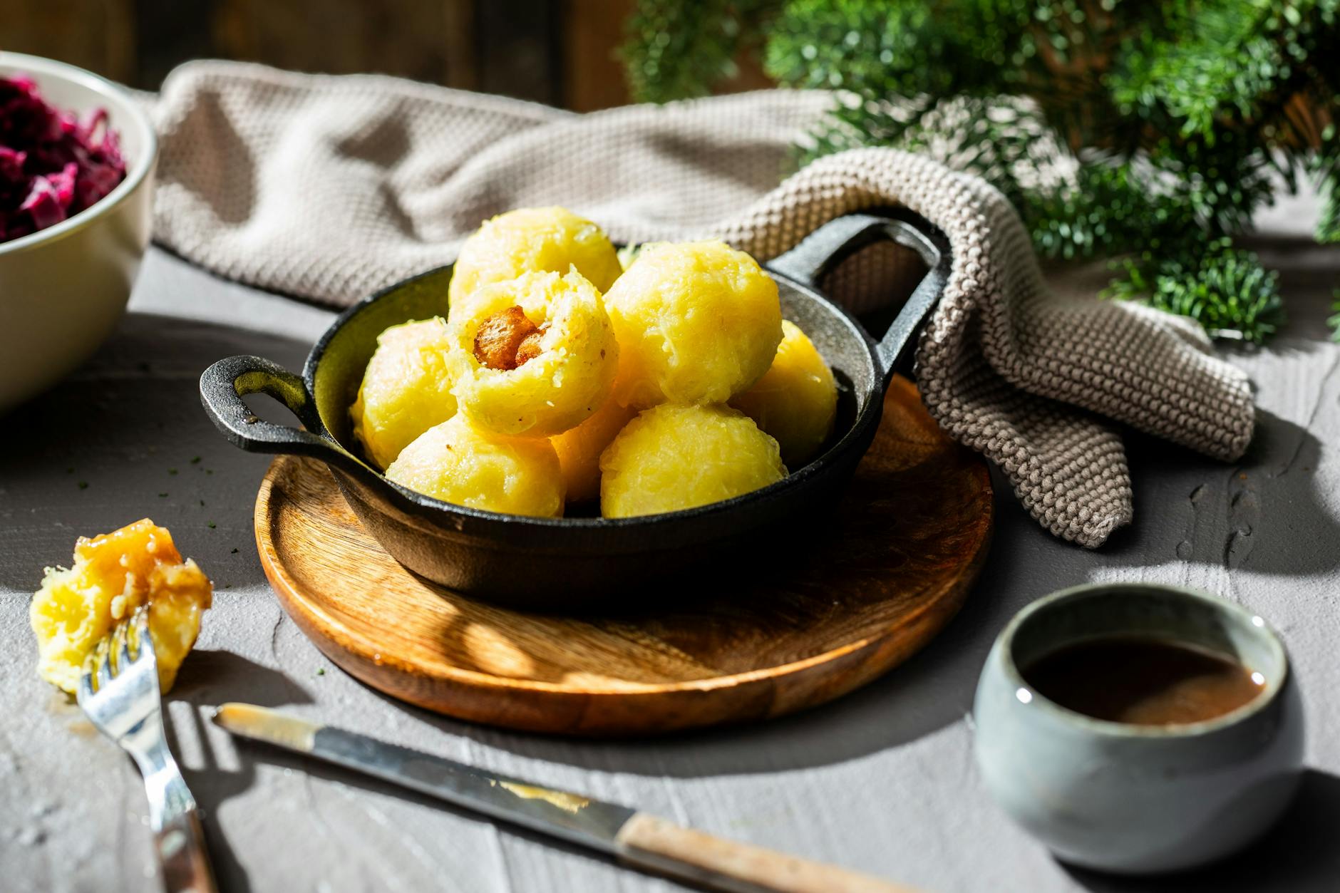 In den Thüringer Klößen stecken im Kartoffelknödel knusprige Croûtons.