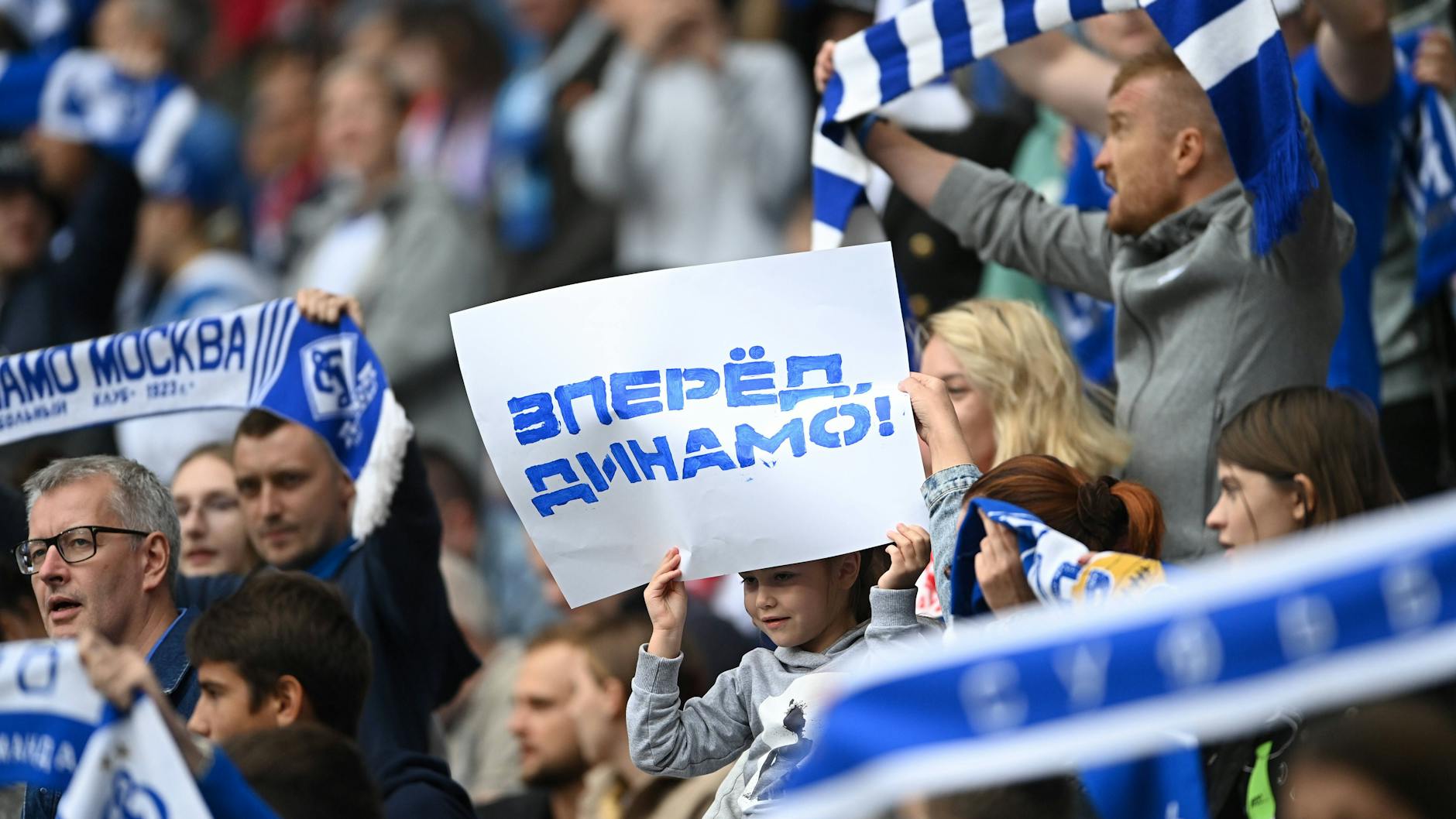 „Vorwärts, Dynamo“, steht auf dem Plakat, die dieser kleine Fußball-Fan zeigt. Der Titel der Hymne von Dynamo Moskau – weiß der Anhang eigentlich, dass die Melodie von den Puhdys stammt?