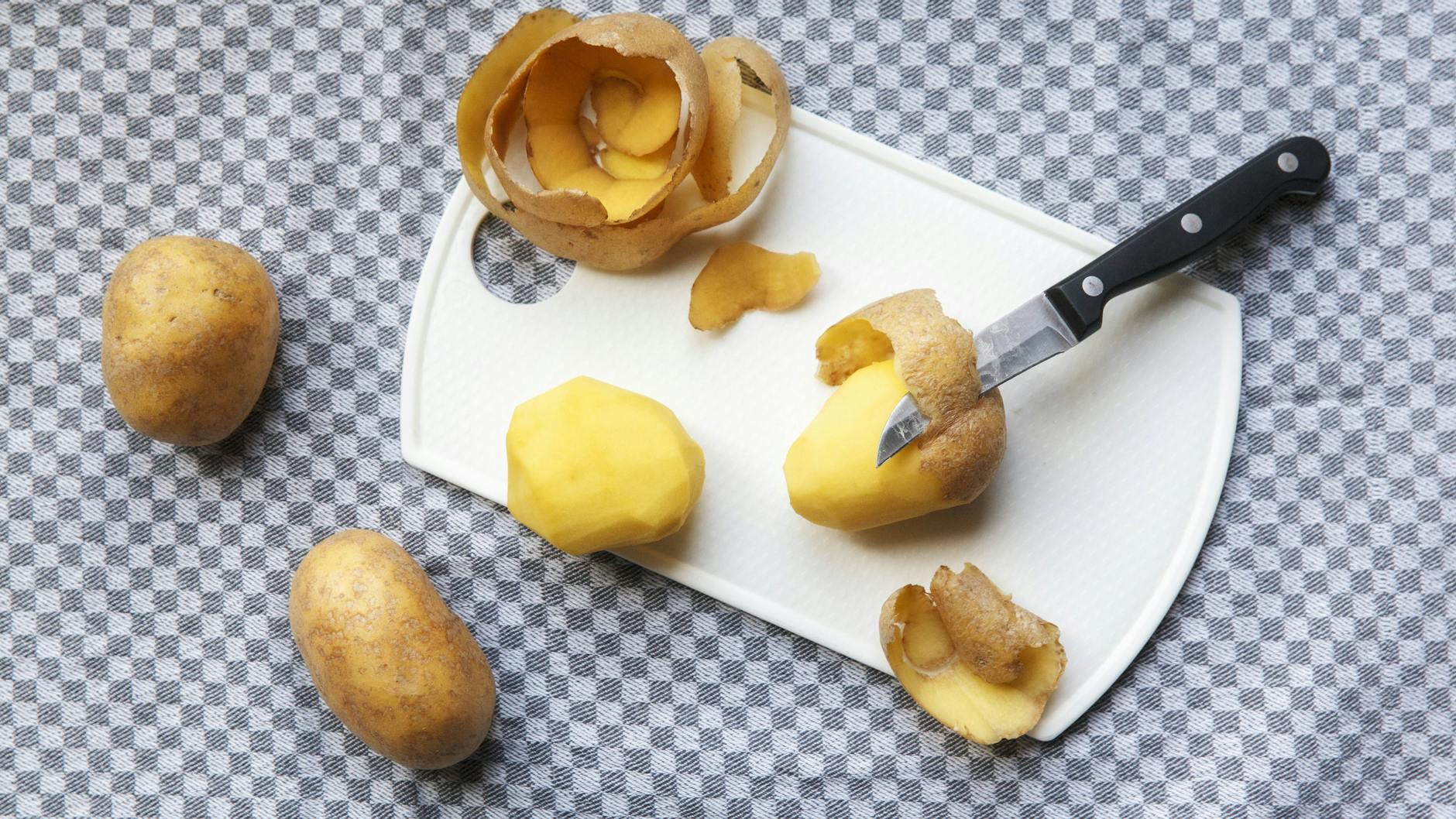 Wichtig für Thüringer Klöße ist es, mehlig kochende Kartoffeln zu verwenden. Die haben viel Stärke, die Klöße halten so besser zusammen.