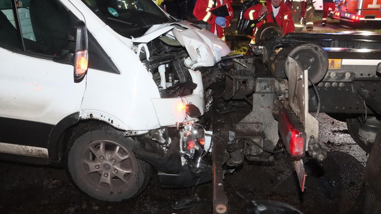 Offenbar mit hoher Geschwindigkeit war der Kleintransporter in Rudow in den LKW gerast.