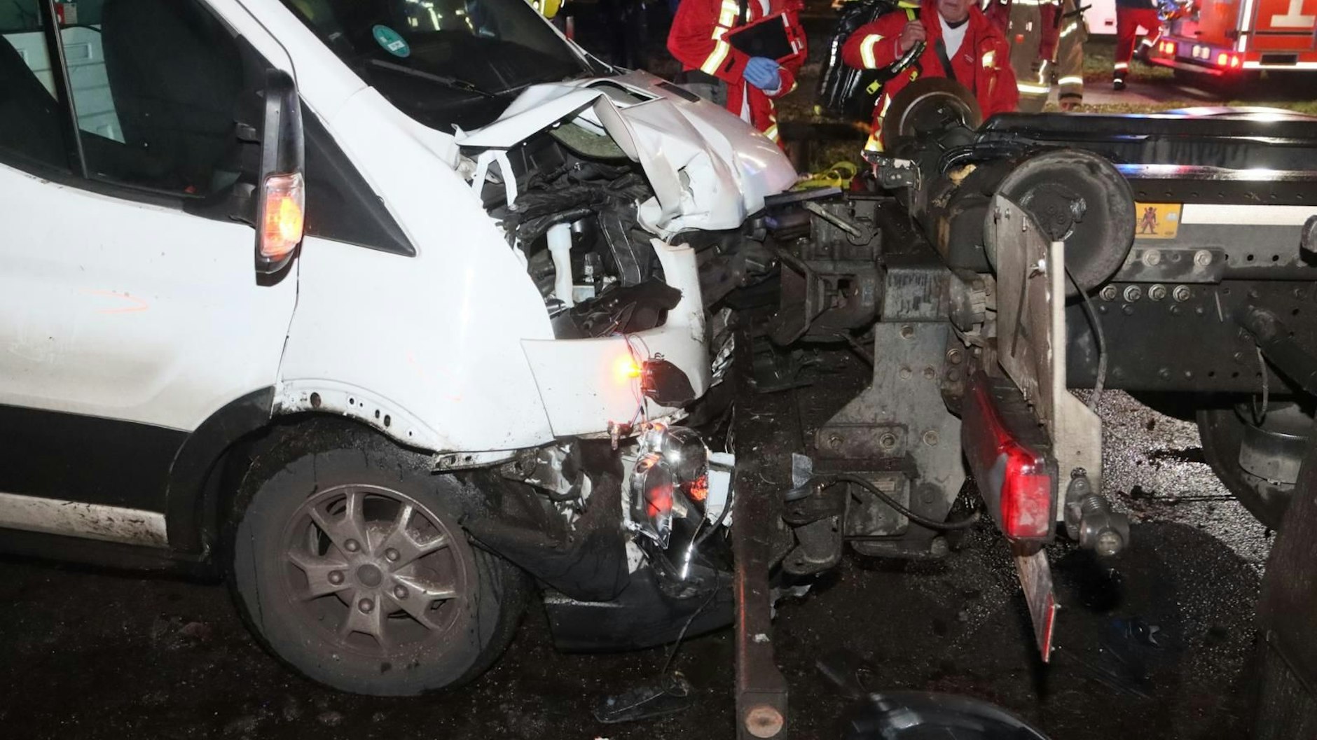 Offenbar mit hoher Geschwindigkeit war der Kleintransporter in Rudow in den LKW gerast. 
