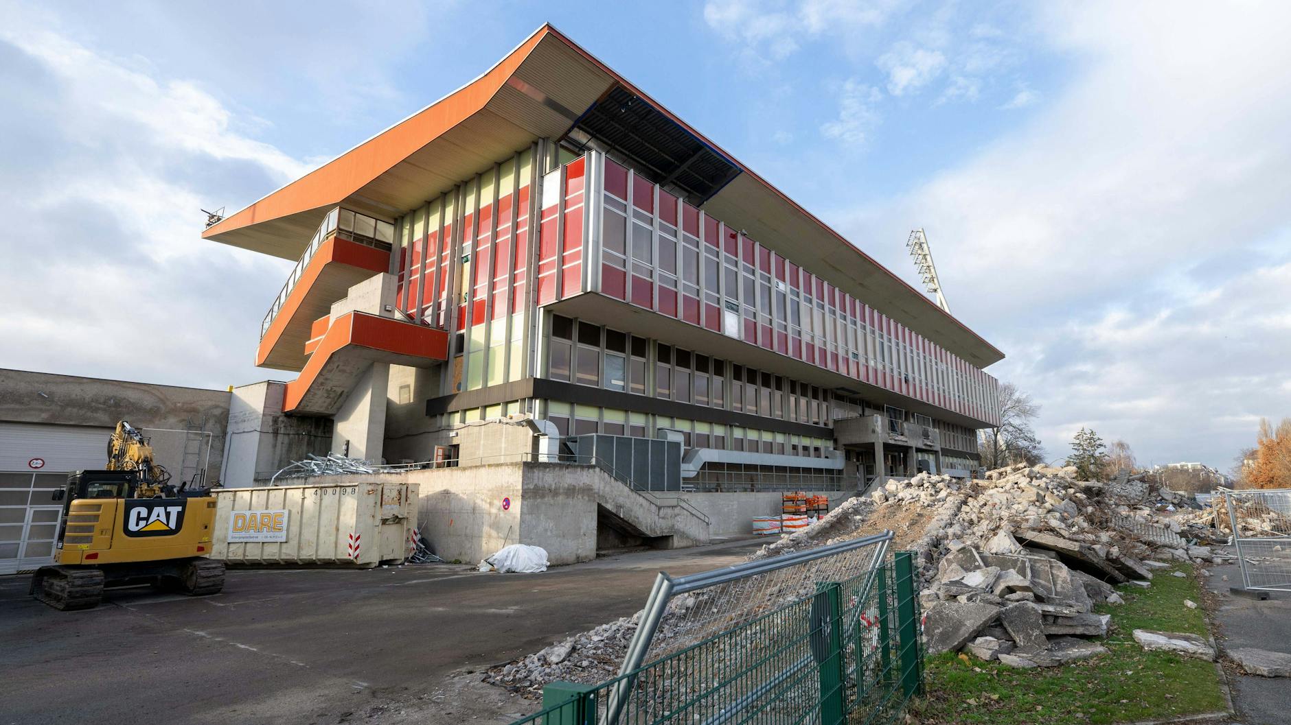 Das große Stadion im Berliner Friedrich-Ludwig-Jahn-Sportpark soll abgerissen werden. Zurzeit liegt das Vorhaben auf Eis. Wegen Spatzen.
