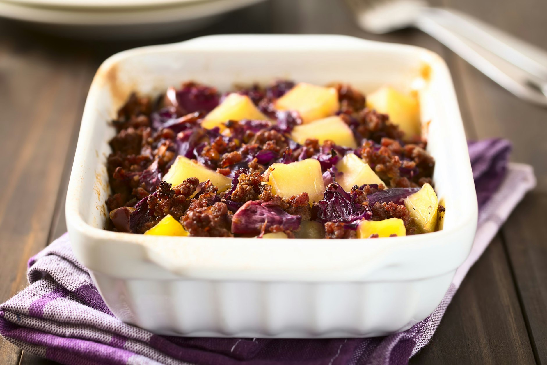 Dieser Auflauf mit Rotkohl, Kartoffeln und Hackfleisch ist das perfekte Rezept für alle, die nach dem Weihnachtsfest Reste verwerten wollen.