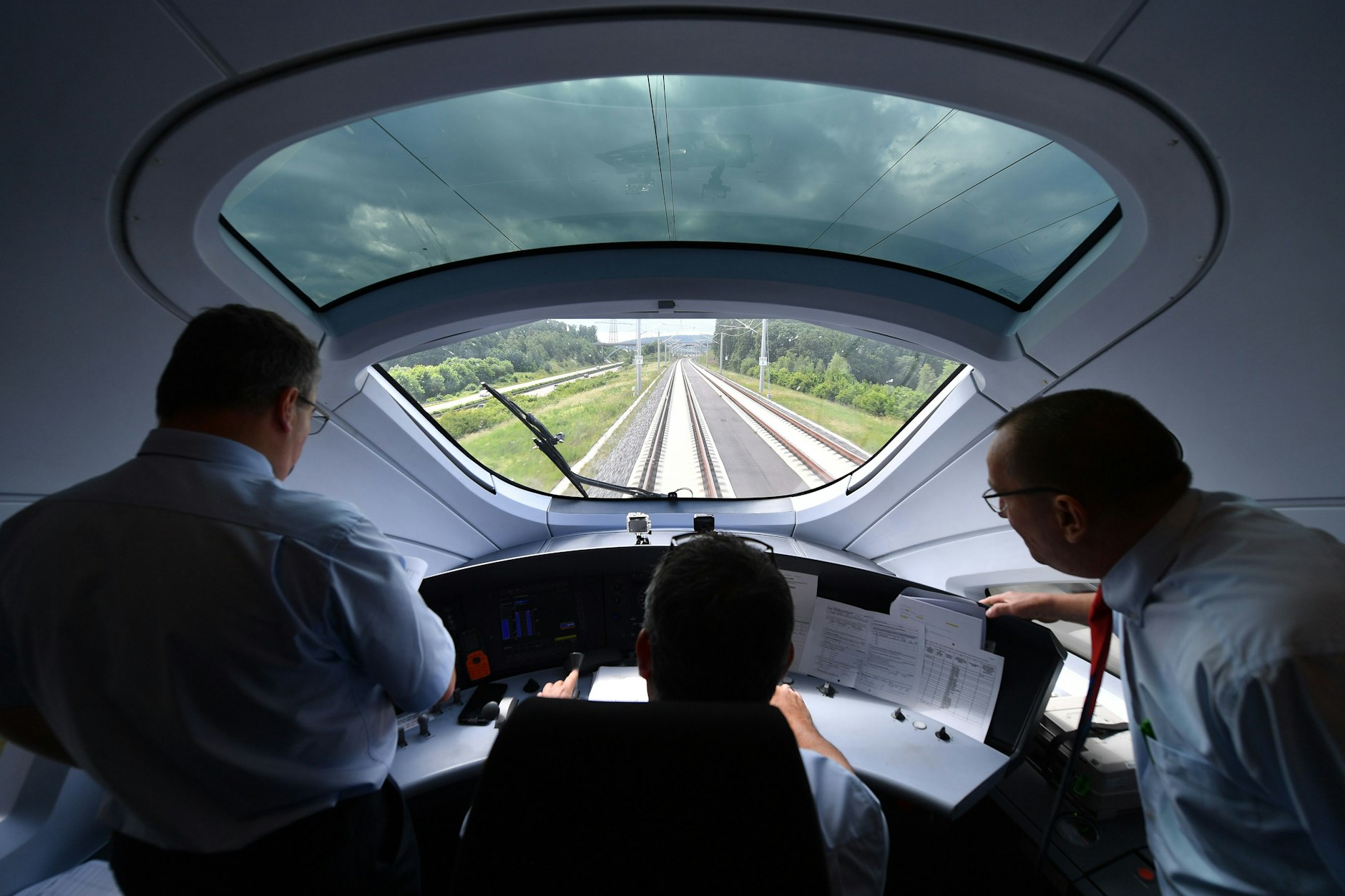 Mit 300 km/h durch den Thüringer Wald: Dank der Schnellfahrstrecke dauert eine Fahrt mit dem ICE von Berlin nach Nürnberg nur zwei Stunden und 45 Minuten. Auf der Strecke gibt es keine Linienflüge mehr.