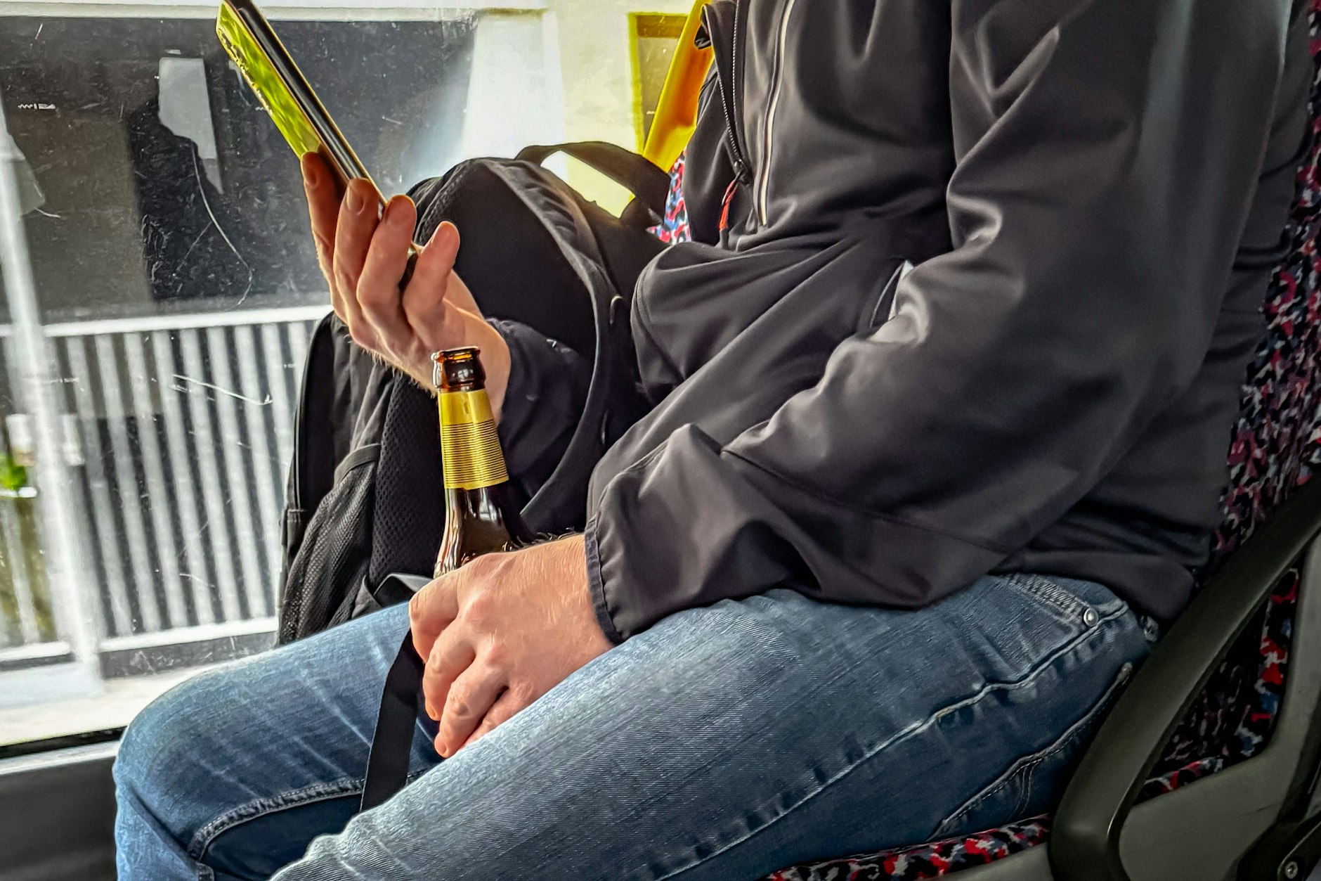 Nicht nur Alkohol ist in den BVG-Fahrzeugen verboten. Auch wer mit dem Handy laut telefoniert oder zu laute Musik hört, bekommt nun in den Bussen eine deutliche Ansage zu hören.