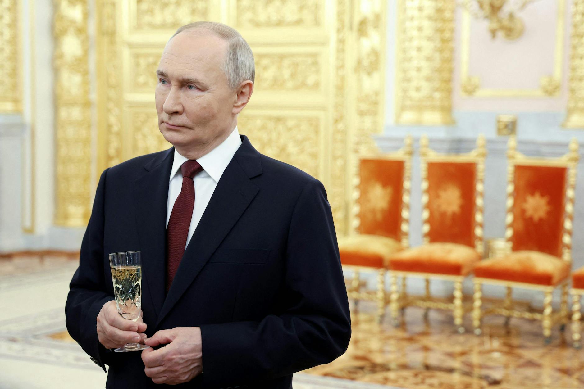 Russlands Staatspräsident Wladimir Putin beim Sektempfang für die Helden Russlands