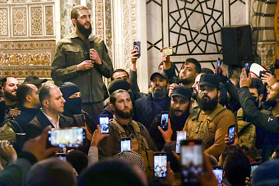 Rebellenführer Abu Muhammad al-Dscholani spricht in der Umayyaden-Moschee in Damaskus.