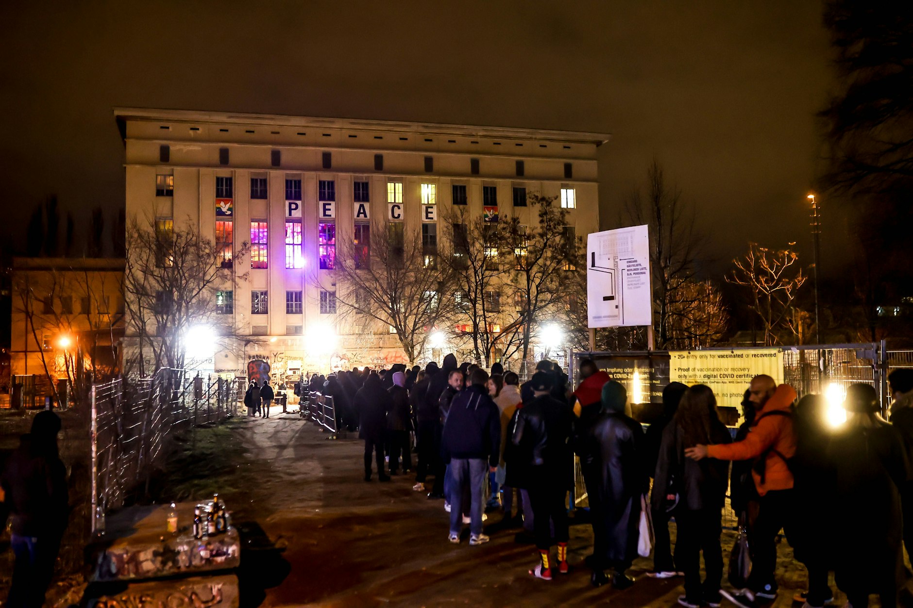 Genauso legendär wie die Party drinnen: Die lange Schlange vor dem Berghain – Wochenende für Wochenende.