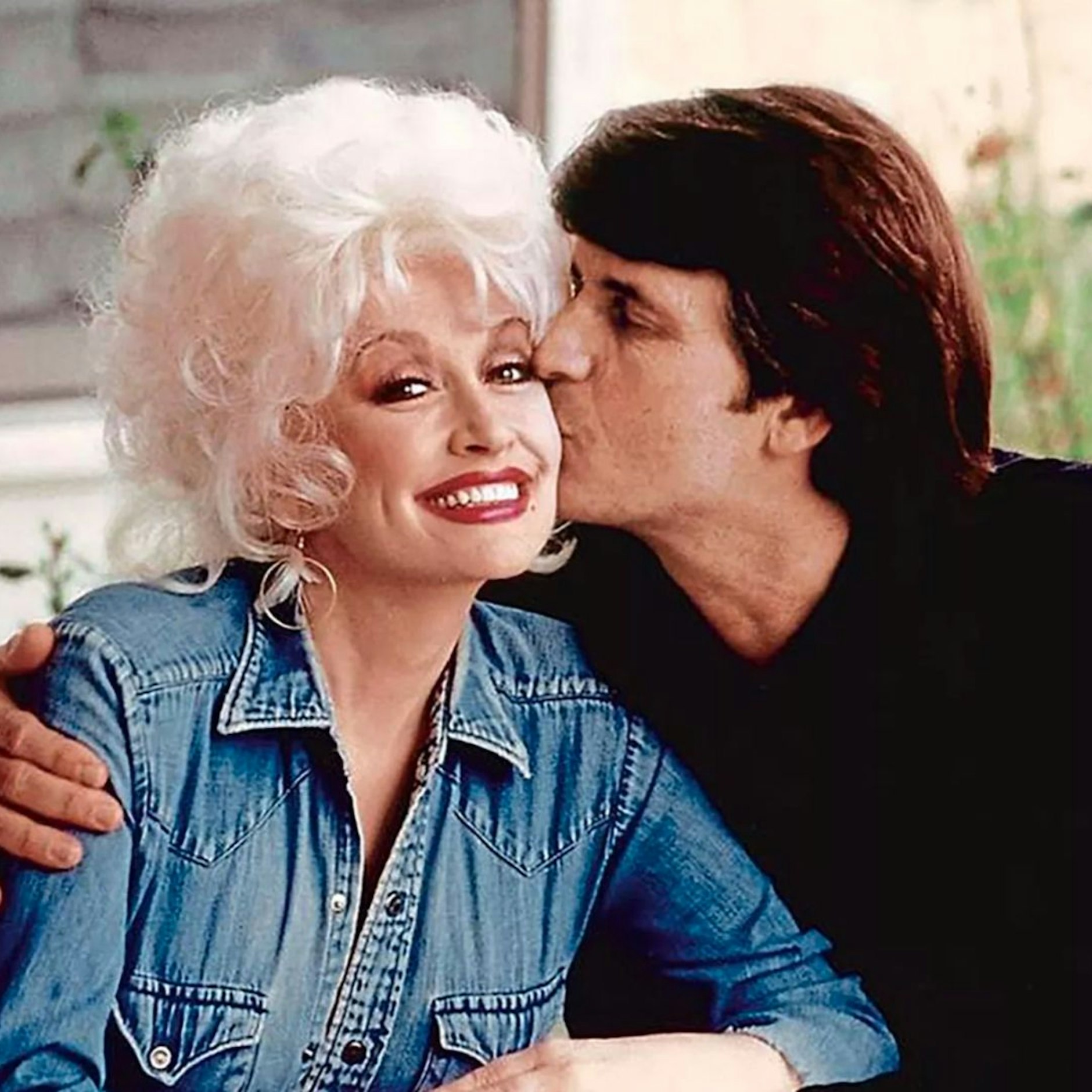 Dolly Parton mit ihrem Mann Carl Thomas Dean. Das Foto aus früheren Tagen hat sie auf Instagram geteilt.