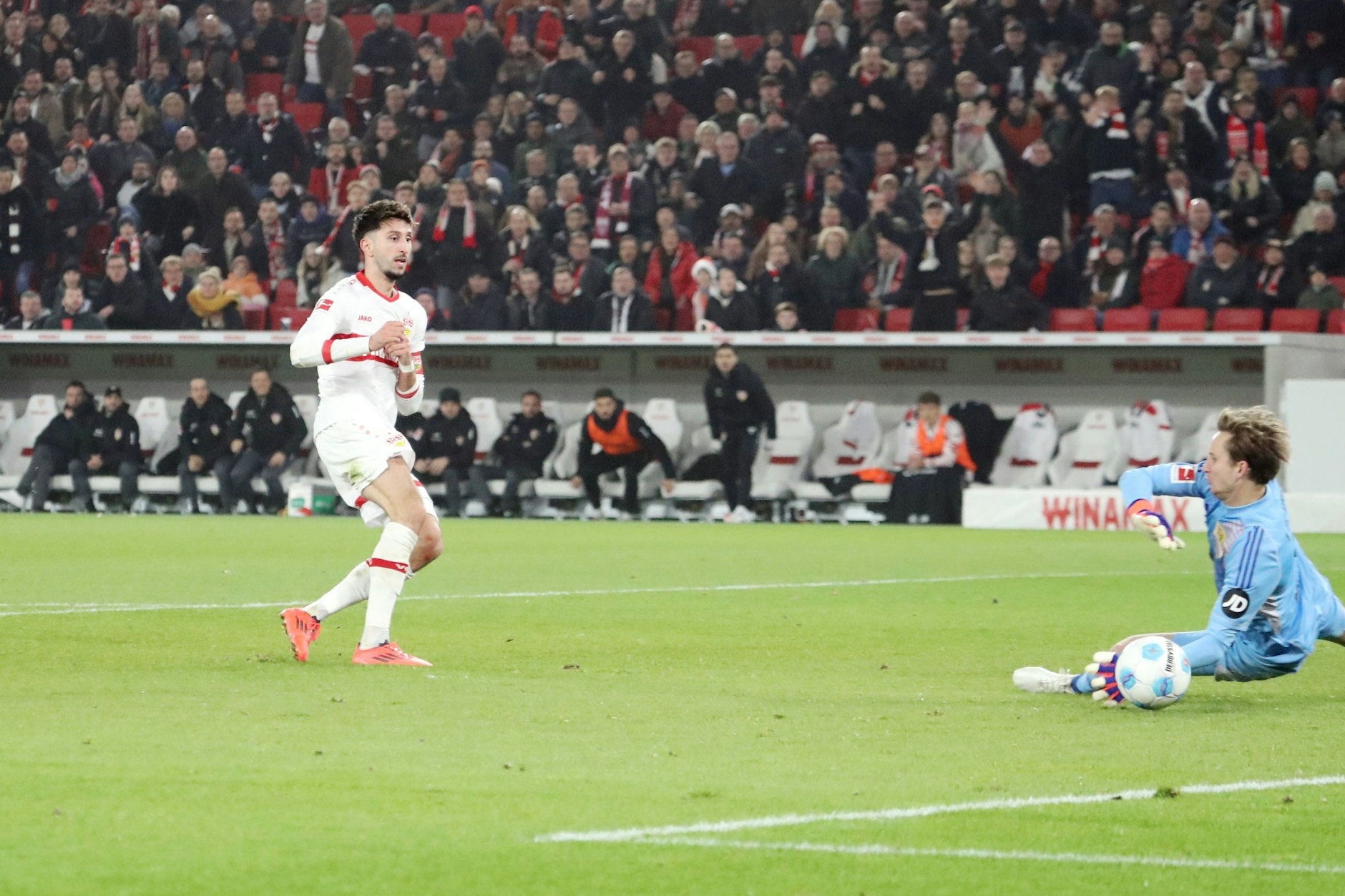 Nach dem Fehlpass von Union-Keeper Frederik Rönnow musste Stuttgarts Atakan Karazor zum Siegtreffer nur noch einschieben.