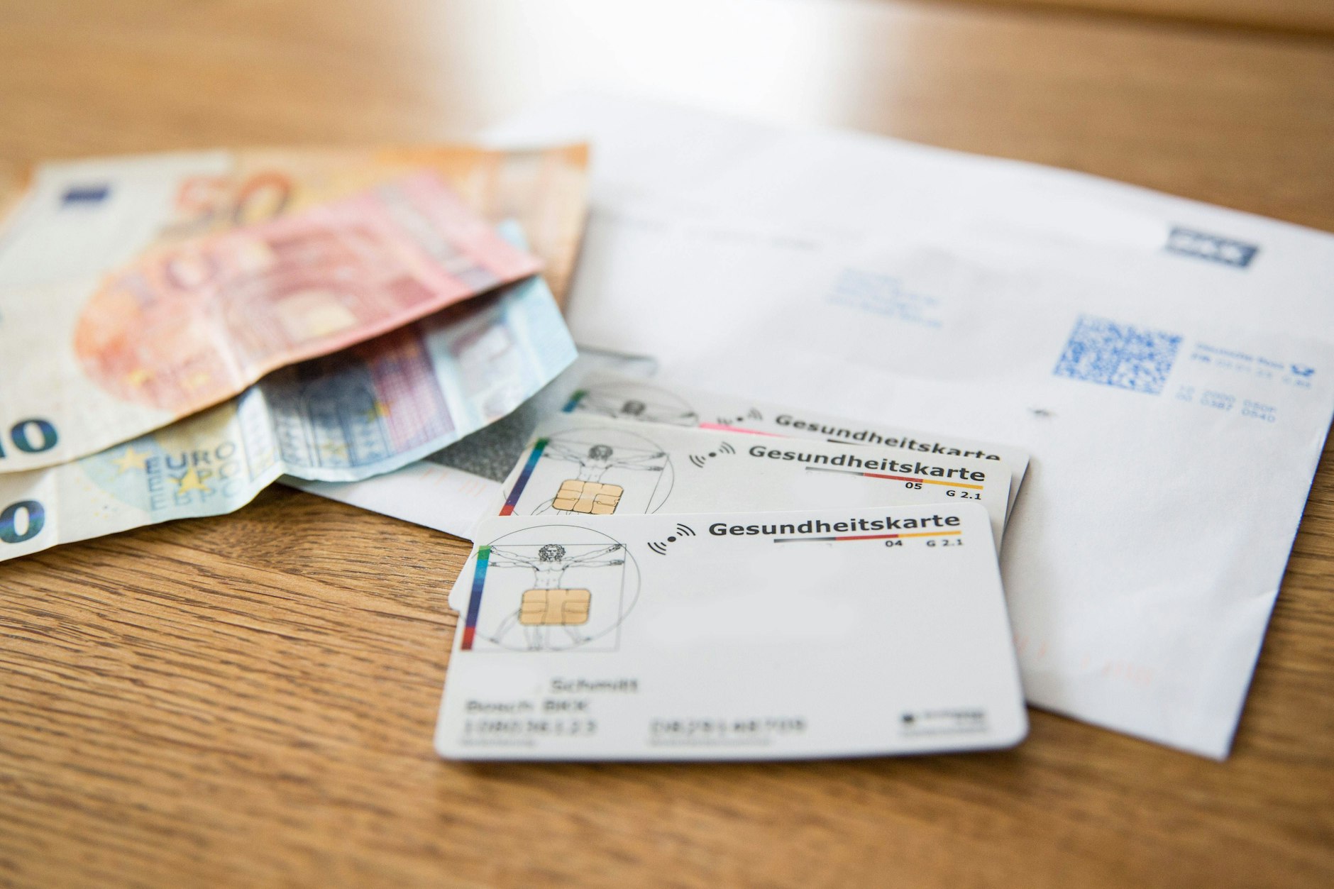 Wenn die Krankenkasse teurer wird, kann ein Wechsel Geld sparen. Aber vergleichen Sie nicht nur die Kosten, sondern auch Leistungen und Service.