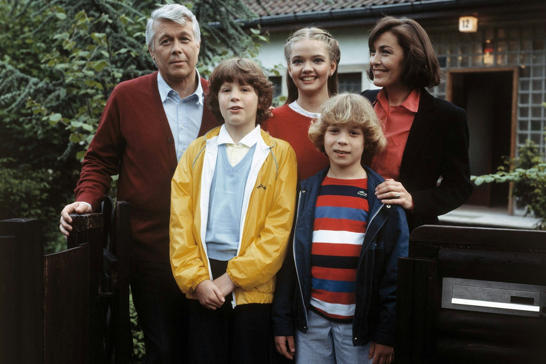 Peter Weck, Timmo Niesner, Julia Biedermann, Tarek Helmy, Thekla Carola Wied (v.l.) in einer Szene von „Ich heirate eine Familie“ (1984).