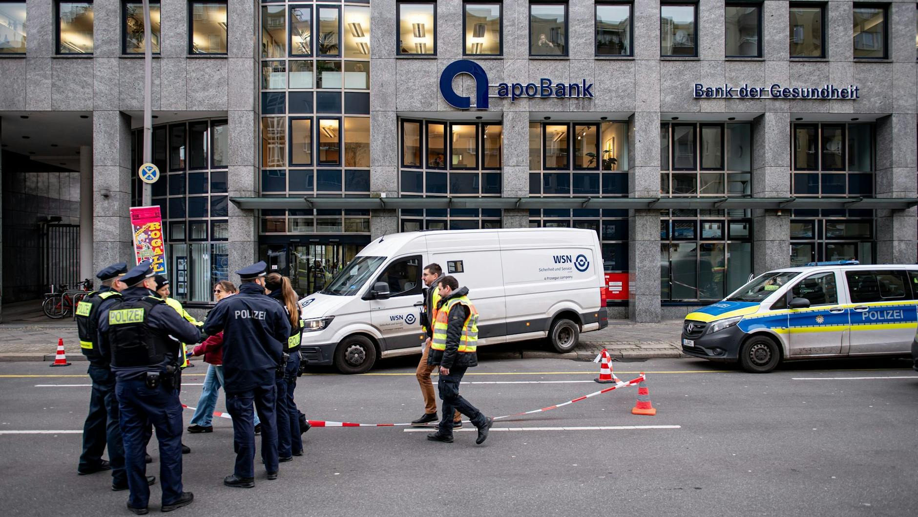 Der beschossene Geldtransporter auf der Kantstraße.