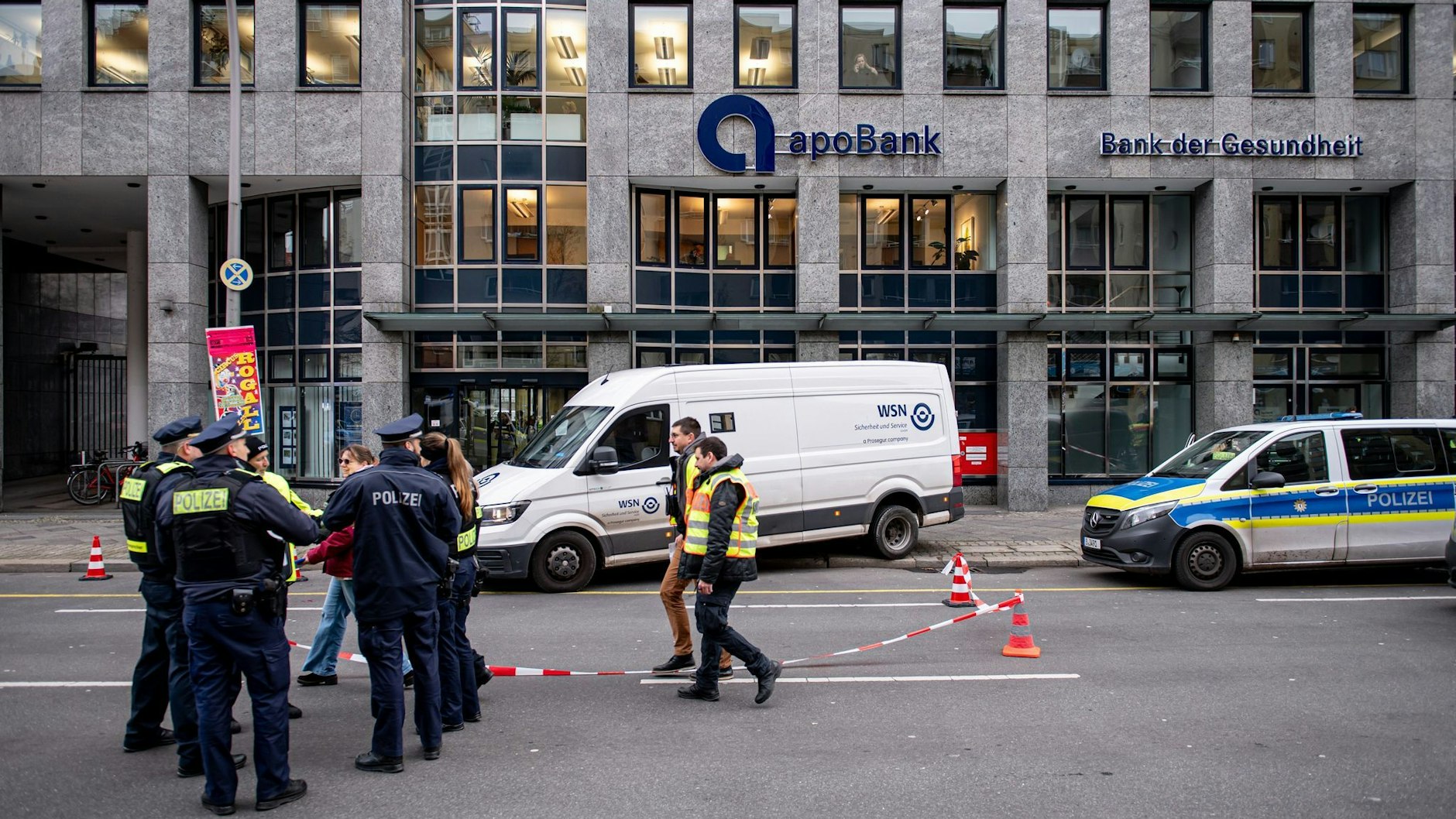 Der beschossene Geldtransporter auf der Kantstraße.