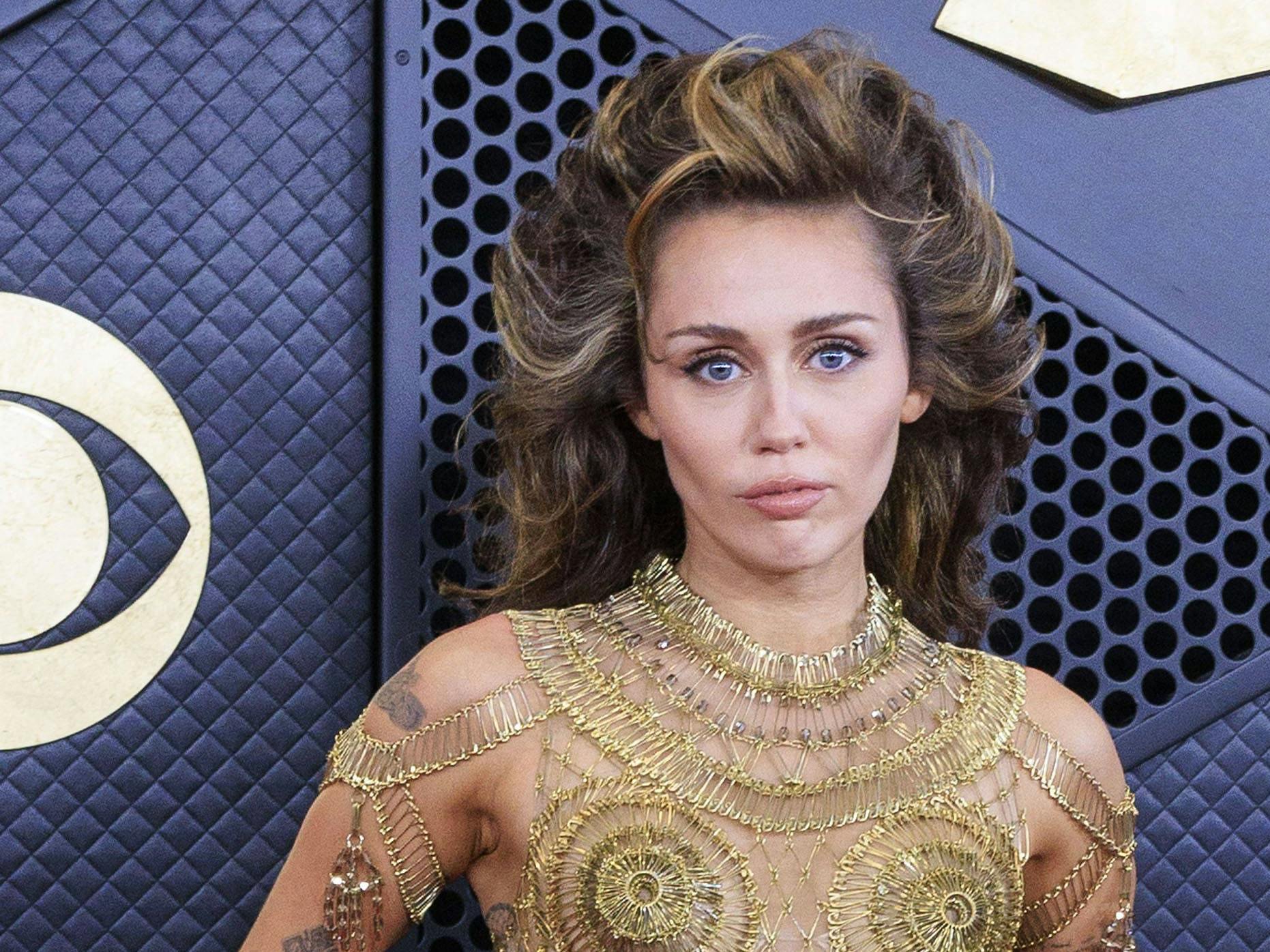 Miley Cyrus trug schon Mullet und Wolf Cut, 2024 tritt sie mit diesem mondänen Shullet auf.