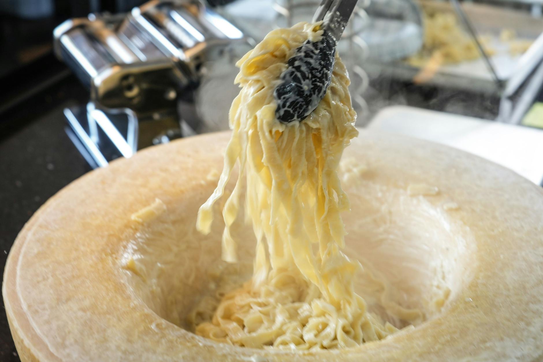 Nudeln aus dem Parmesanlaib sind der Hingucker auf vielen Weihnachtsmärkten. Mit unserem Rezept kochen Sie ein Pastagericht, das genauso gut schmeckt.