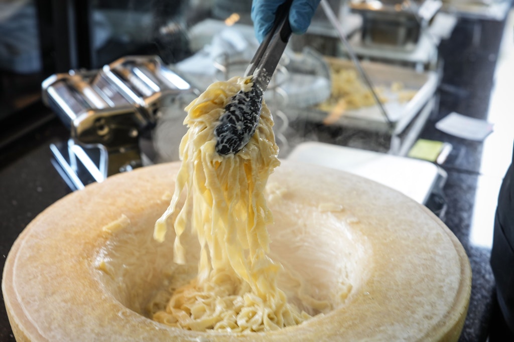 Rezept-f-r-Nudeln-aus-dem-Parmesanlaib-fast-wie-vom-Weihnachtsmarkt-
