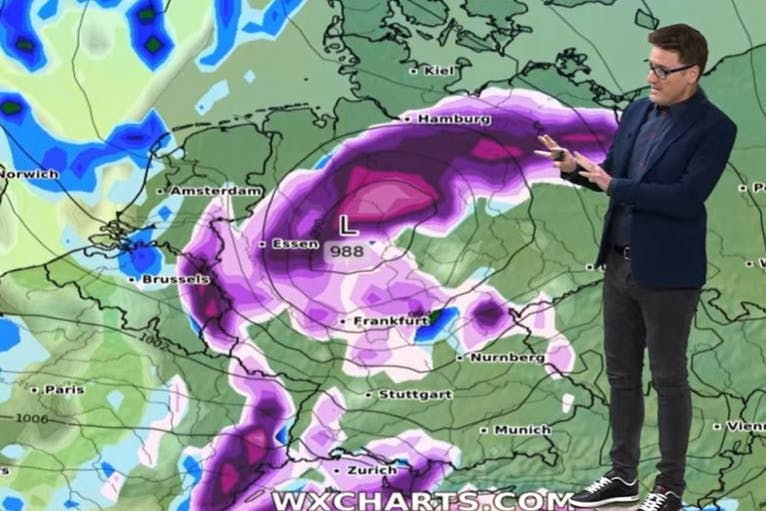 Dominik Jung zeigt das für den 24. Dezember vorhergesagte Schneetief über Deutschland.