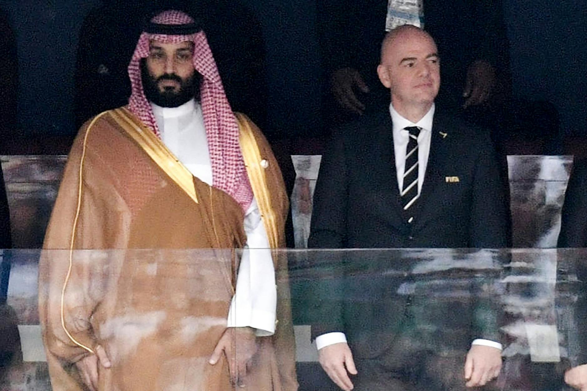Saudi-Arabiens Kronprinz Mohammed bin Salman (li.) und FIFA-Präsident Gianni Infantino