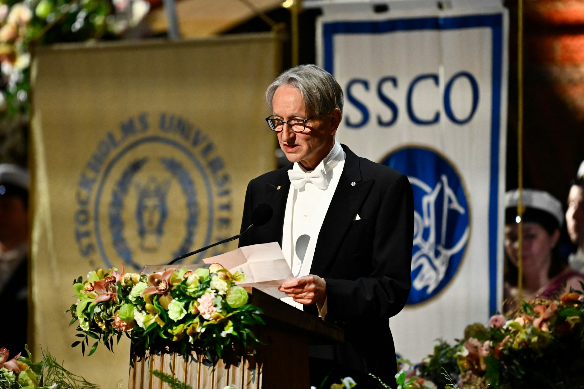 Der Physik-Nobelpreisträger Geoffrey Hinton spricht während des Nobelpreisbanketts im Rathaus in Stockholm.