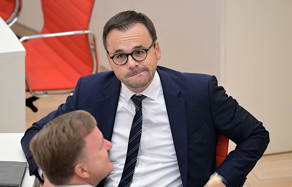 Jan Redmann (CDU), Fraktionsvorsitzender in Brandenburg, kommt zur Plenarsitzung im Brandenburger Landtag.