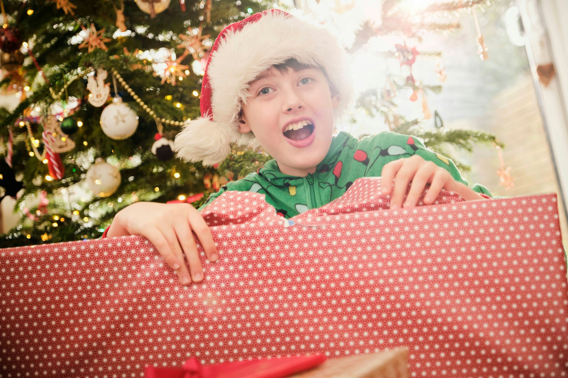 Geschenke auspacken ist ein großer Spaß für die ganze Familie. Was bleibt, ist ein riesiger Berg Papiermüll.