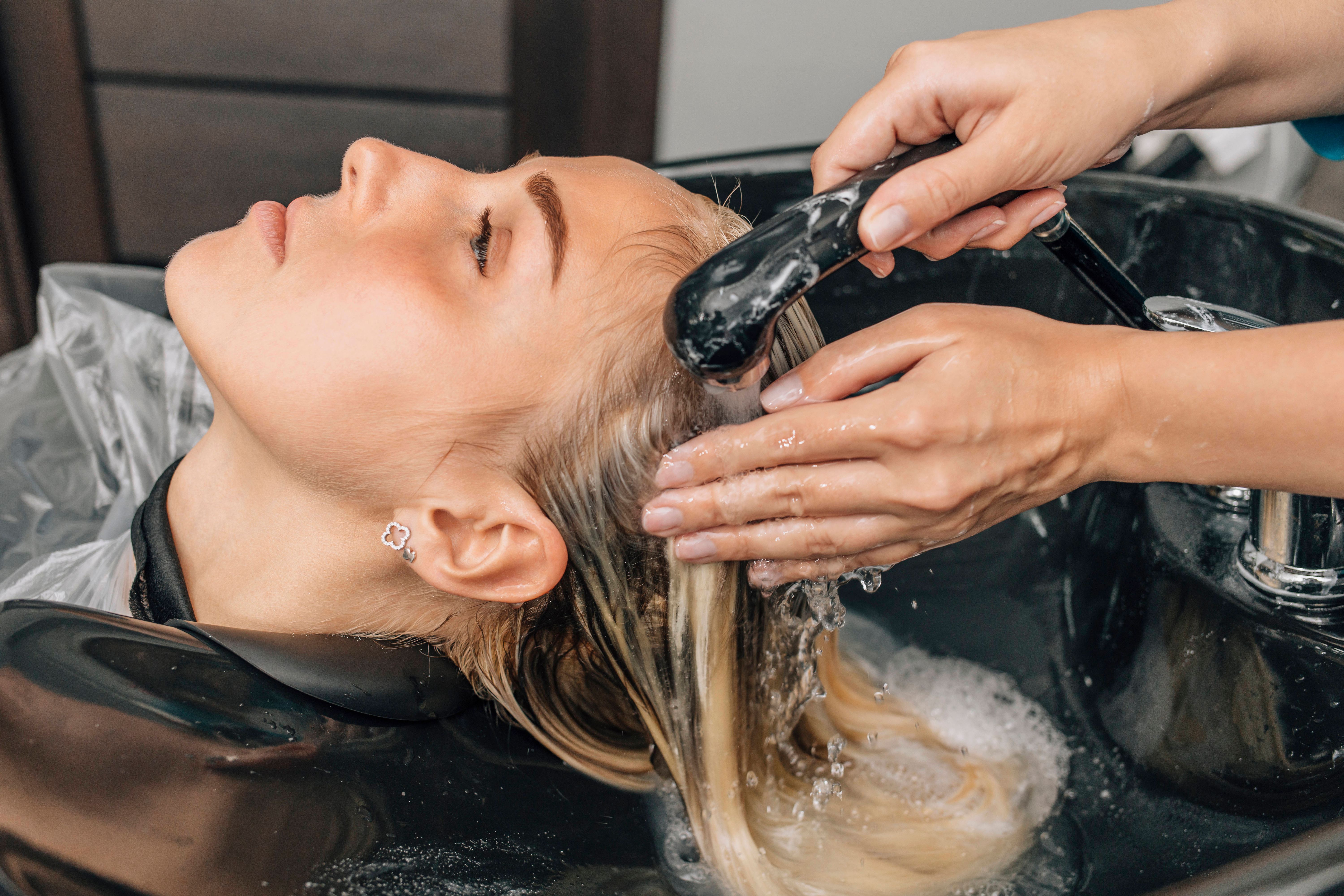 Ärzte warnen: Schlaganfall nach Haarewaschen beim Friseur – schon mehrere Opfer