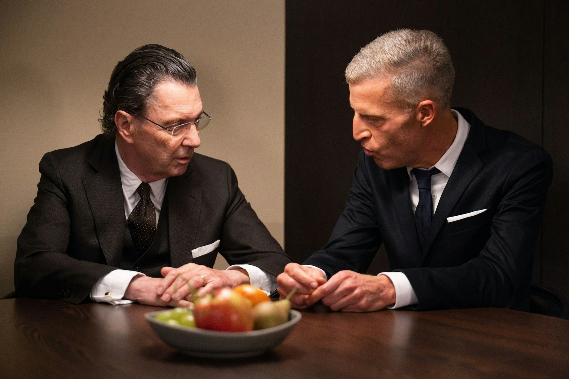 Die Schriftsteller Benjamin von Stuckrad-Barre (r.) und Martin Suter beim gepflegten Gespräch vor der Kamera.