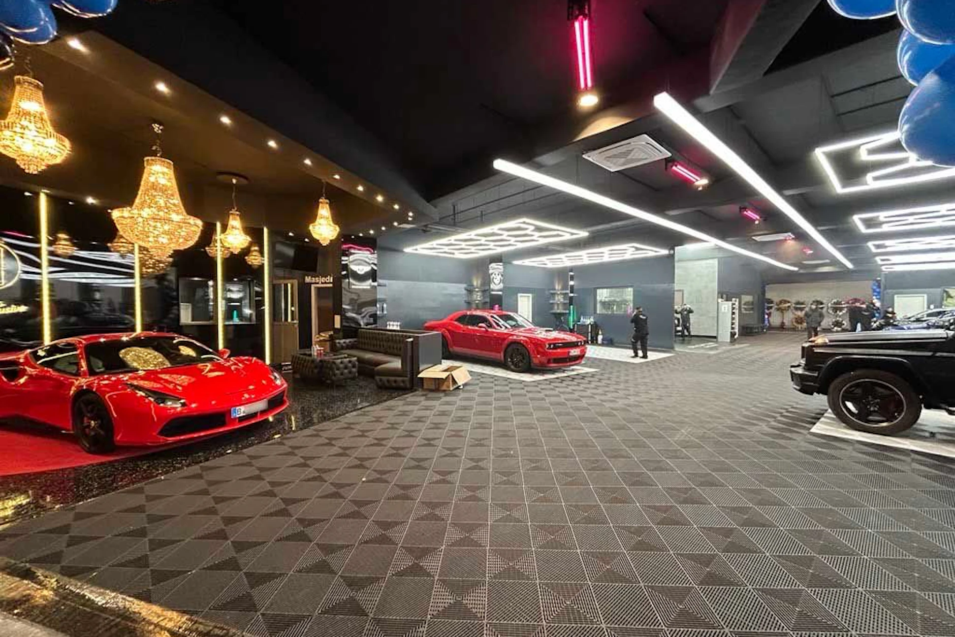 Mit Kronleuchtern und Sofa: die neue exklusive Autowaschanlage im Hof des Karstadt am Hermannplatz