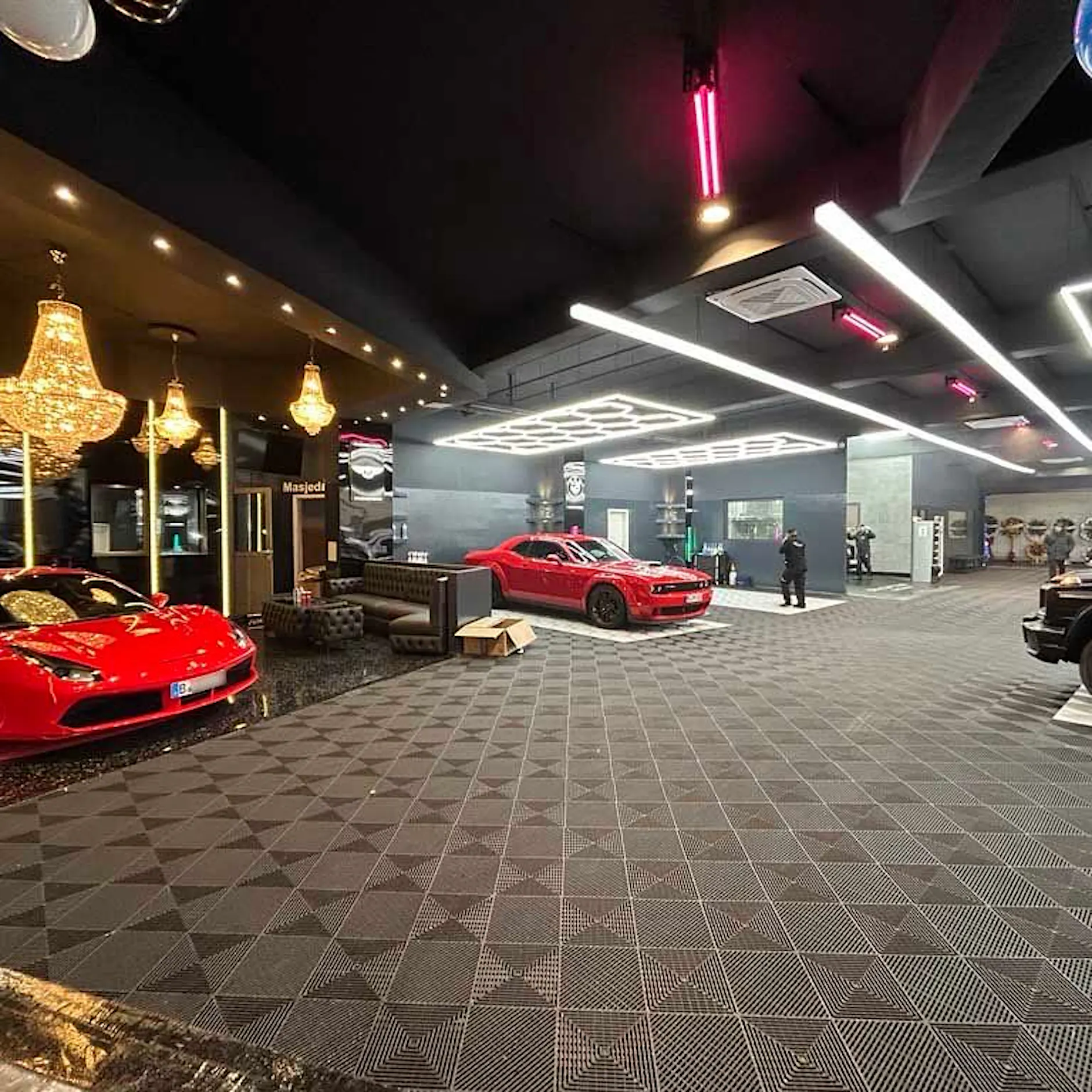 Wellness für Luxusautos: Neue Waschanlage am Berliner Hermannplatz