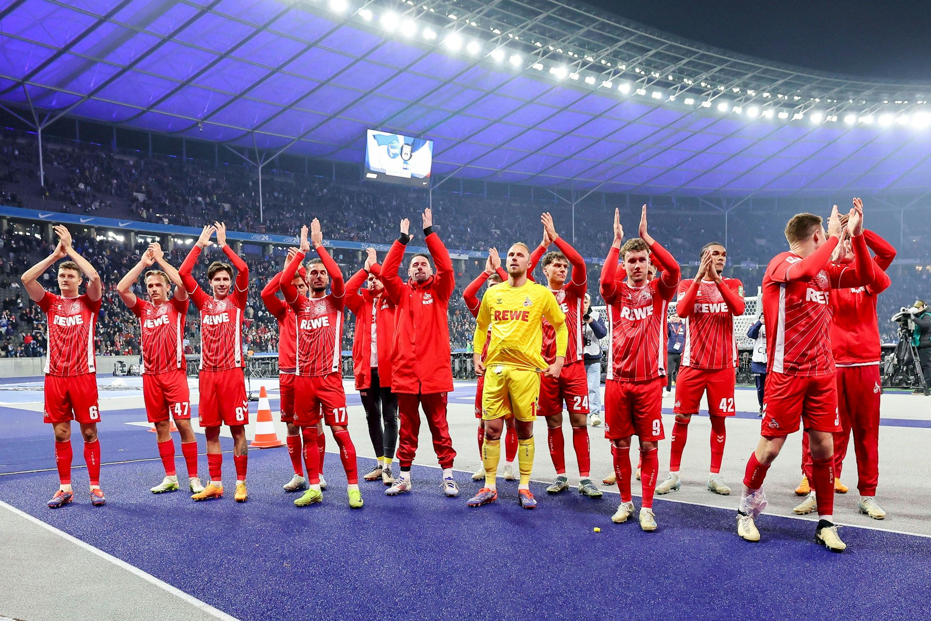 Ein Bild, das es aus Sicht von Hertha BSC in dieser Saison zu häufig gegeben hat: Der Gegner, hier der 1. FC Köln, feiert mit seinen Fans im Berliner Olympiastadion nach dem Abpfiff seinen Sieg.