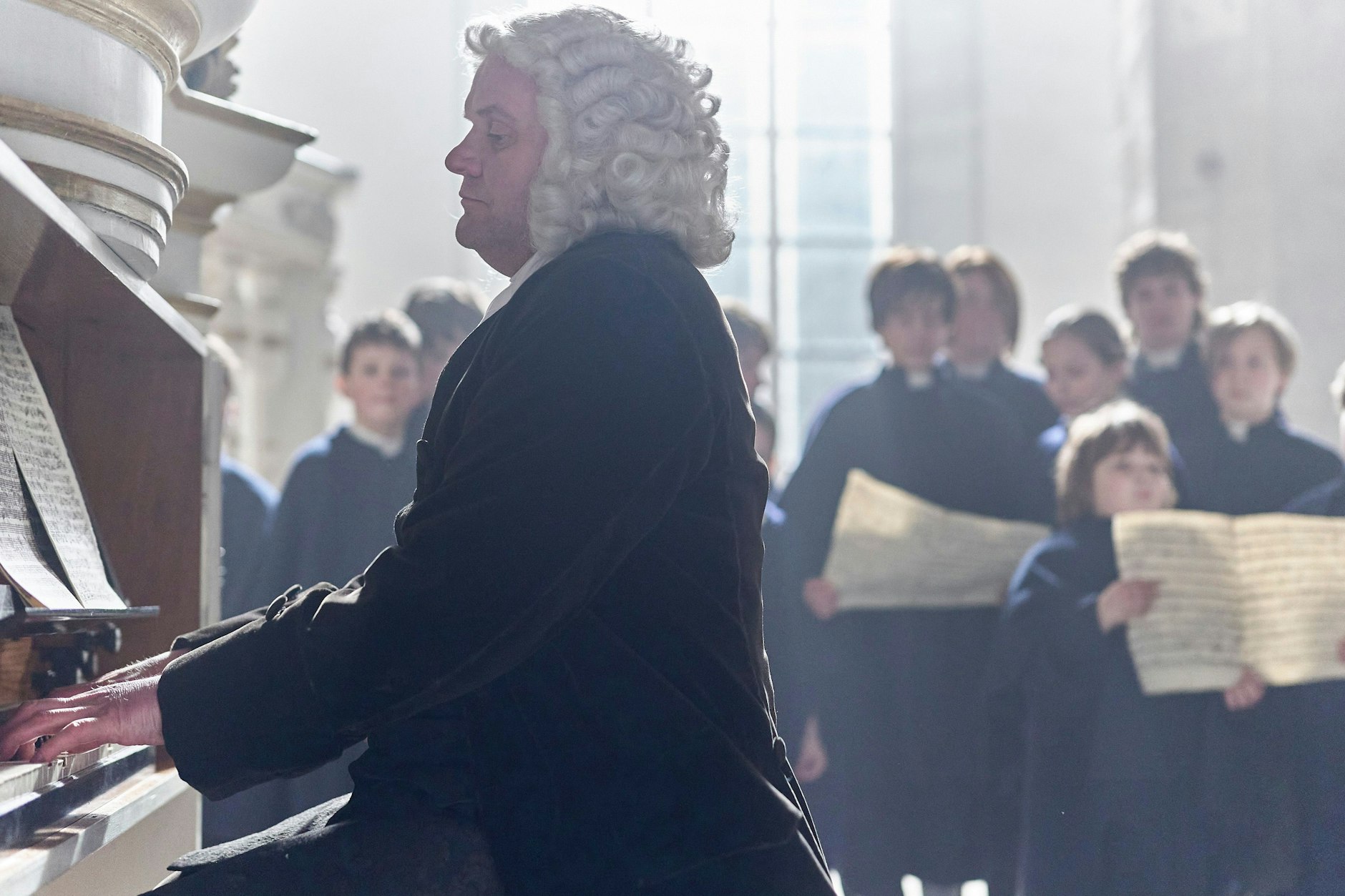 Chorprobe in der Thomaskirche: Der umstrittene Komponist und Kantor Johann Sebastian Bach (Devid Striesow) an der Orgel.