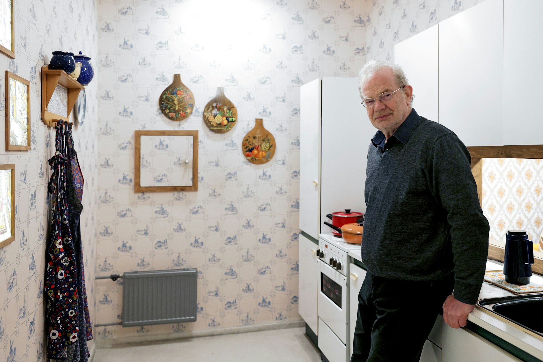 Historiker Stefan Wolle erzähl in der Küche des DDR-Museums über Fastfood in der DDR.