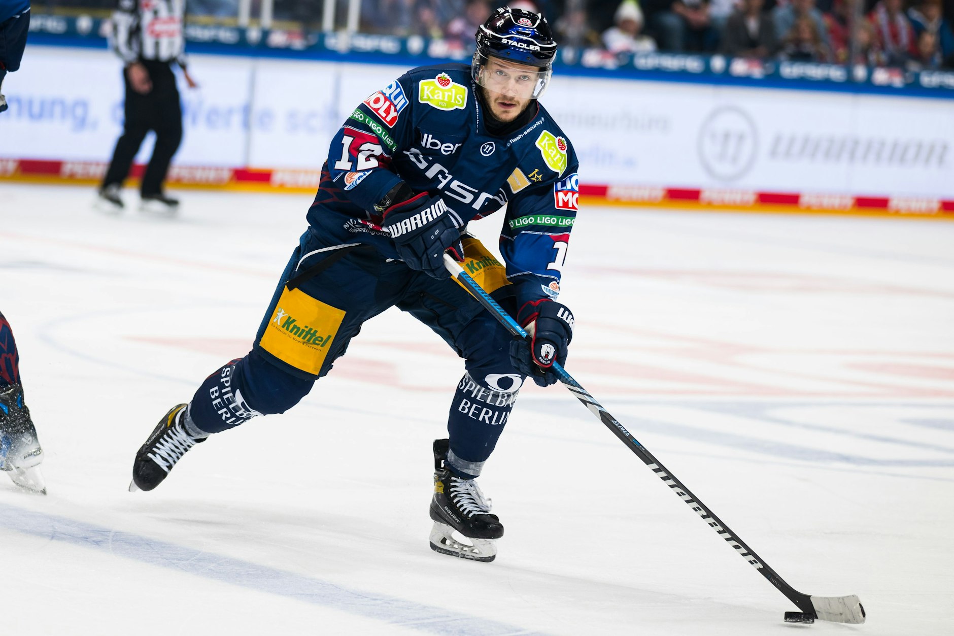 Eric Mik steckt den Pucktreffer mitten ins Gesicht cool weg.