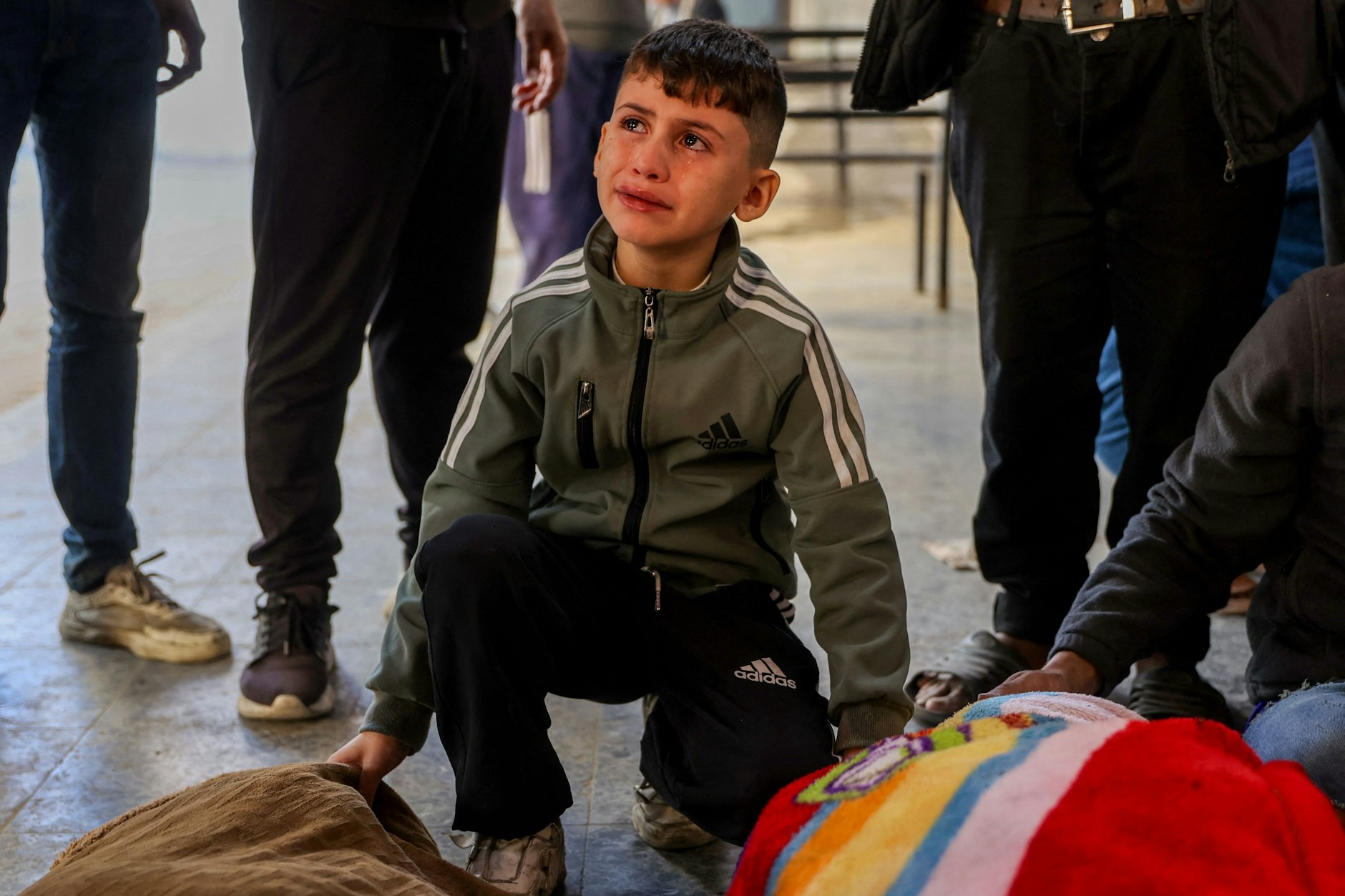 Ein palästinensischer Junge trauert um die Opfer eines israelischen Angriffs auf das Al-Ahli-Arab-Krankenhaus in Gaza am 22. November 2024.