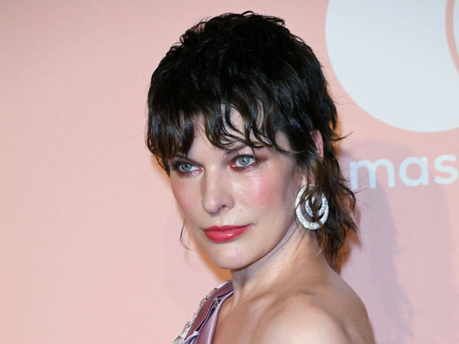 Mila Jovovic 2023 mit einem Shullet, der in Richtung Mullet tendiert. Die Übergänge zwischen den Schnitten sind fließend.