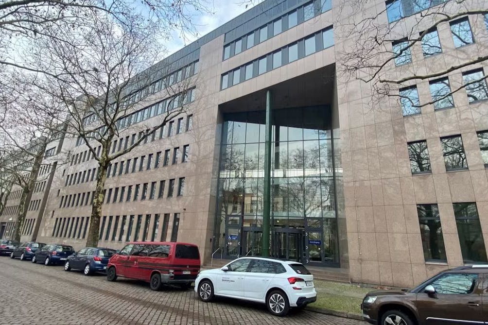 Das riesige Bürogebäude in der Soorstraße im Berliner Ortsteil Westend sollte ein Flüchtlingsheim werden.