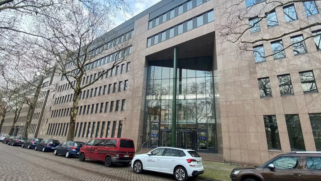 Das riesige Bürogebäude in der Soorstraße im Berliner Ortsteil Westend solle ein Flüchtlingsheim werden.