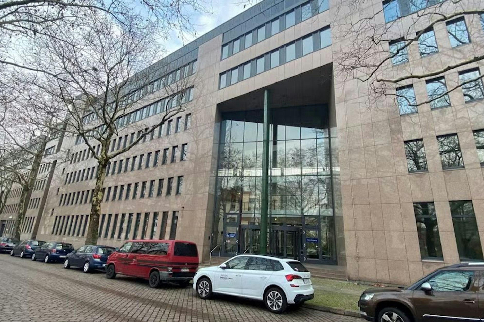 Das riesige Bürogebäude in der Soorstraße im Berliner Ortsteil Westend soll unter anderem ein Flüchtlingsheim werden.