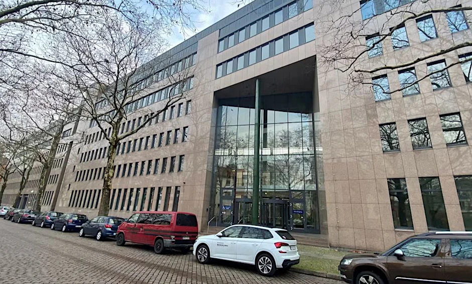 Das riesige Bürogebäude in der Soorstraße im Berliner Ortsteil Westend soll unter anderem ein Flüchtlingsheim werden.