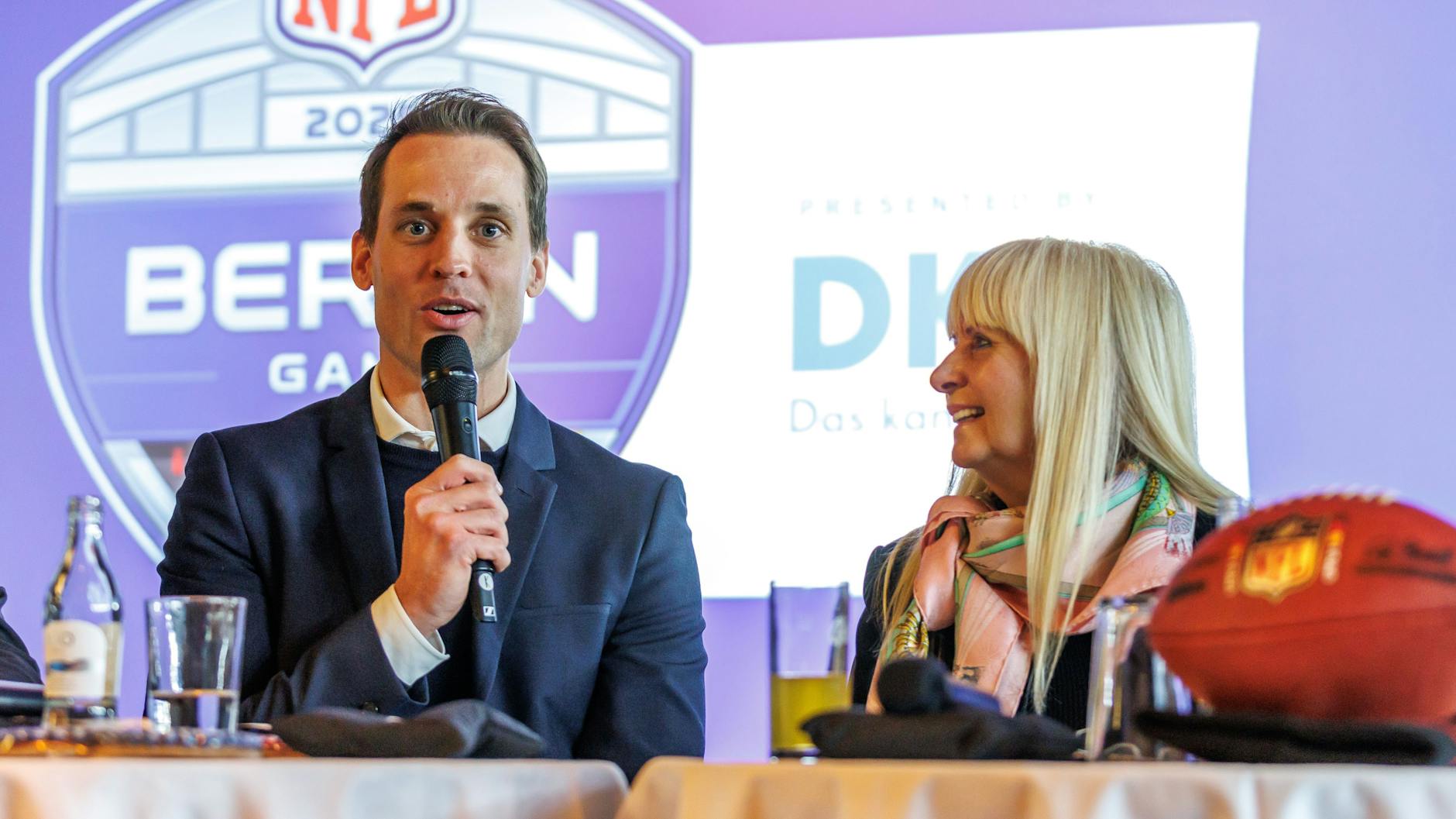 Sportsenatorin Iris Spranger und Alexander Steinforth, General Manager der NFL Deutschland., bei der Bekanntgabe der NFL-Spiele in Berlin.