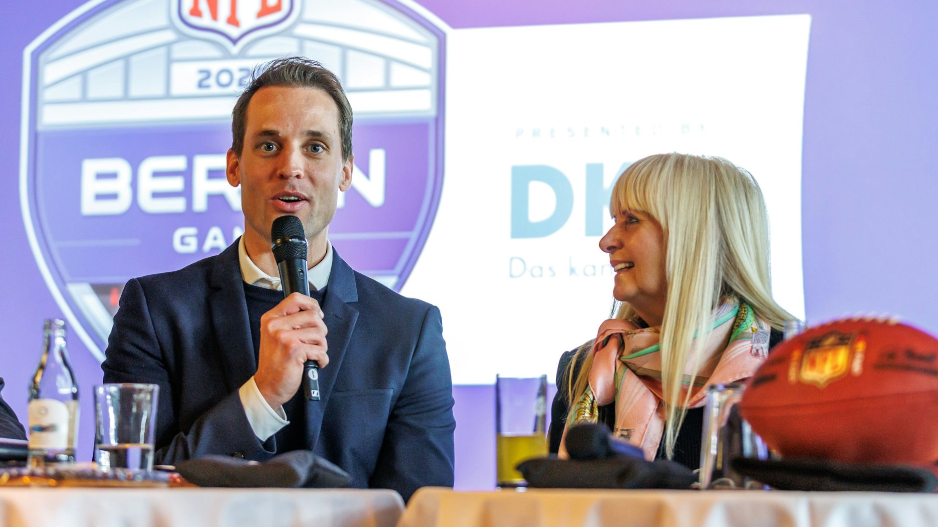 Sportsenatorin Iris Spranger und Alexander Steinforth, General Manager der NFL Deutschland., bei der Bekanntgabe der NFL-Spiele in Berlin.