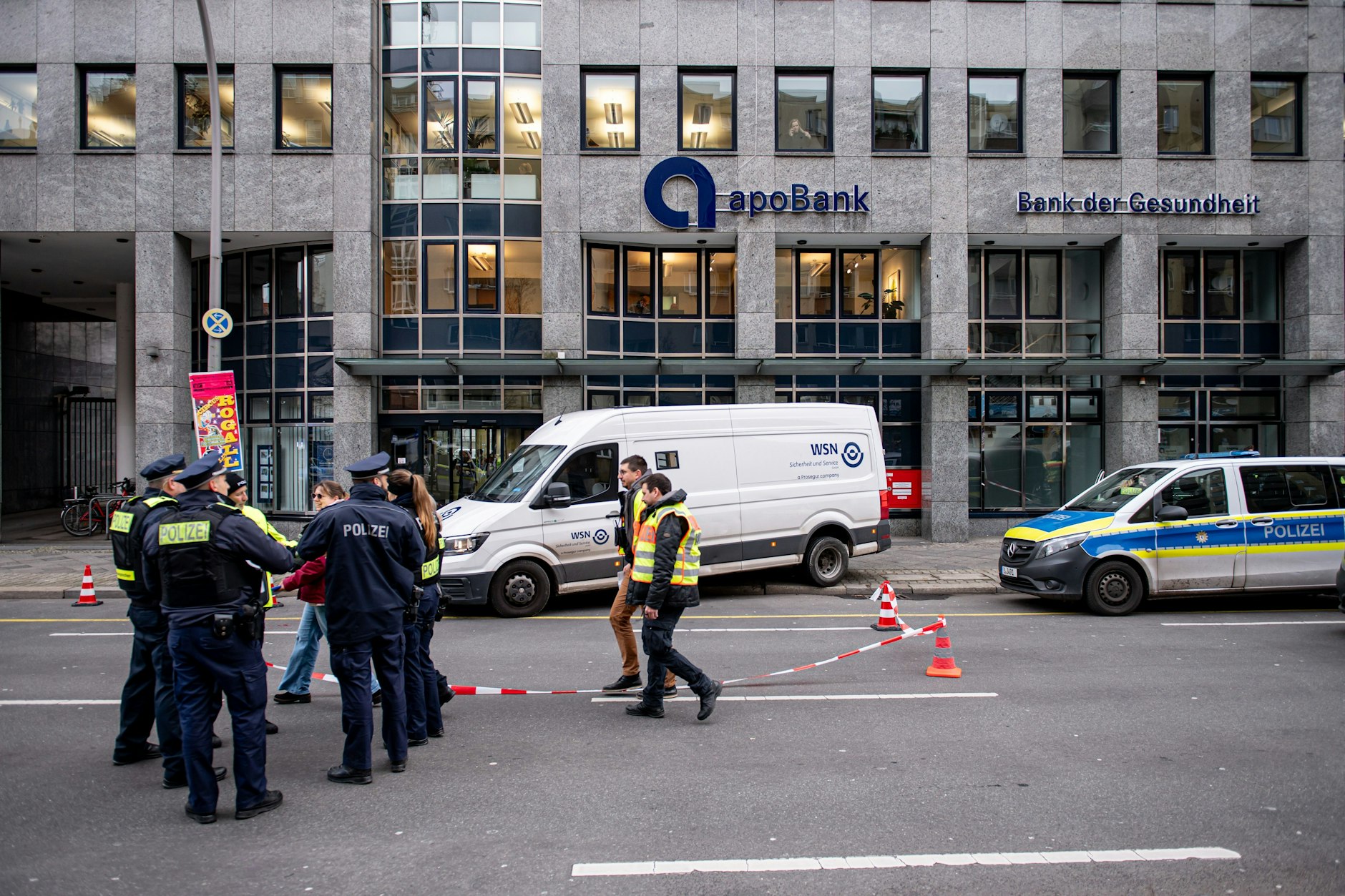 Der Geldtransporter steht vor der Apobank in der Kantstraße.