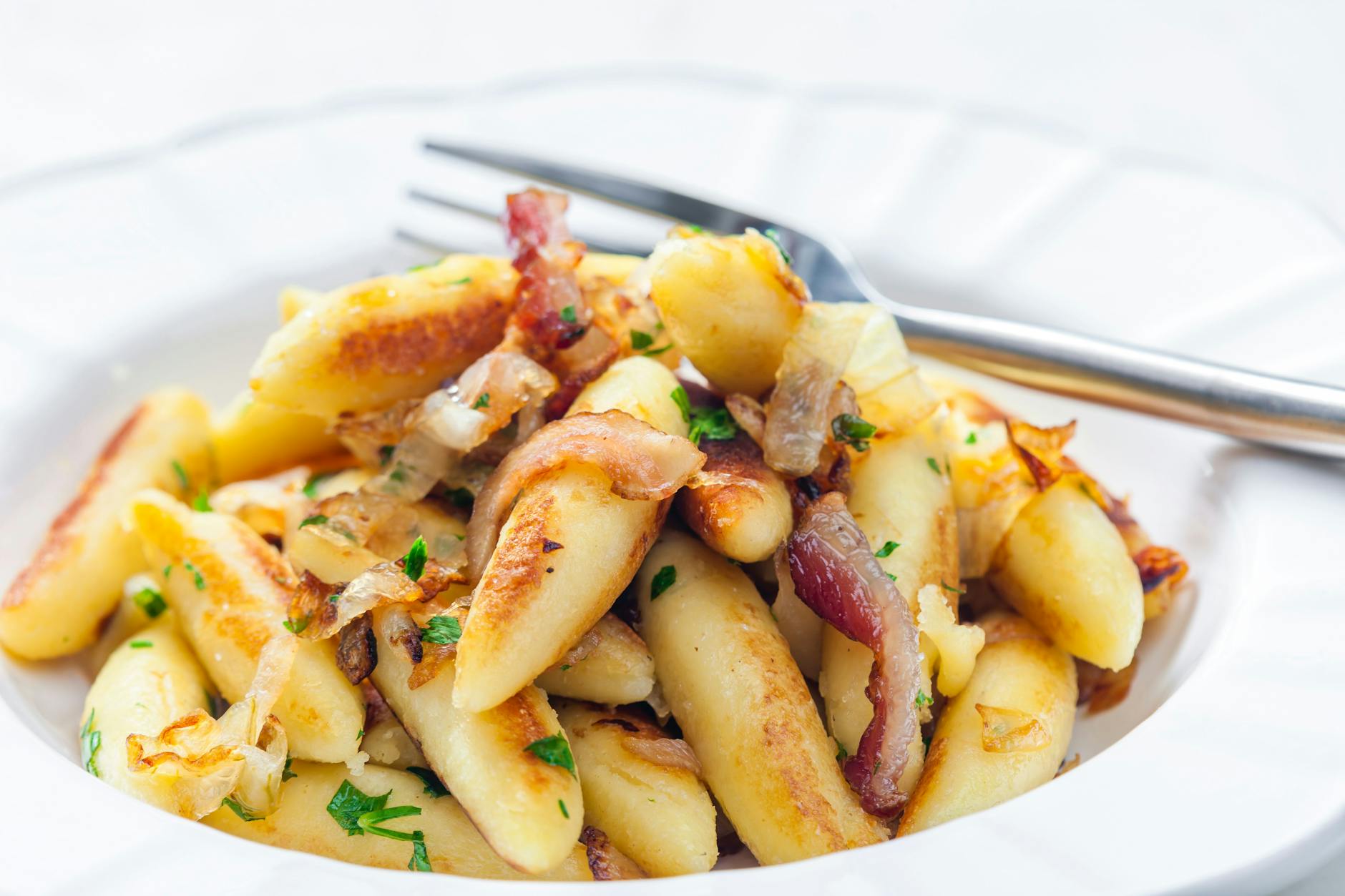 Unser Rezept für Schupfnudeln mit Zwiebeln und Schinken ist blitzschnell zubereitet - und garantiert günstiger aus auf dem Weihnachtsmarkt!