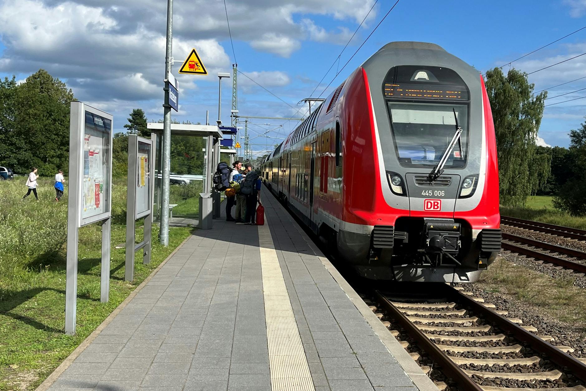 Ein Regionalexpresszug der Linie RE5 hält in Kratzeburg im Müritz-Nationalpark. Normalerweise braucht er vom Berliner Hauptbahnhof nur 88 Minuten. Nun dauert die Reise länger.