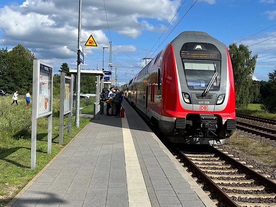 Ein Regionalexpresszug der Linie RE5 hält in Kratzeburg im Müritz-Nationalpark. Normalerweise braucht er vom Berliner Hauptbahnhof nur 88 Minuten. Nun dauert die Reise länger.