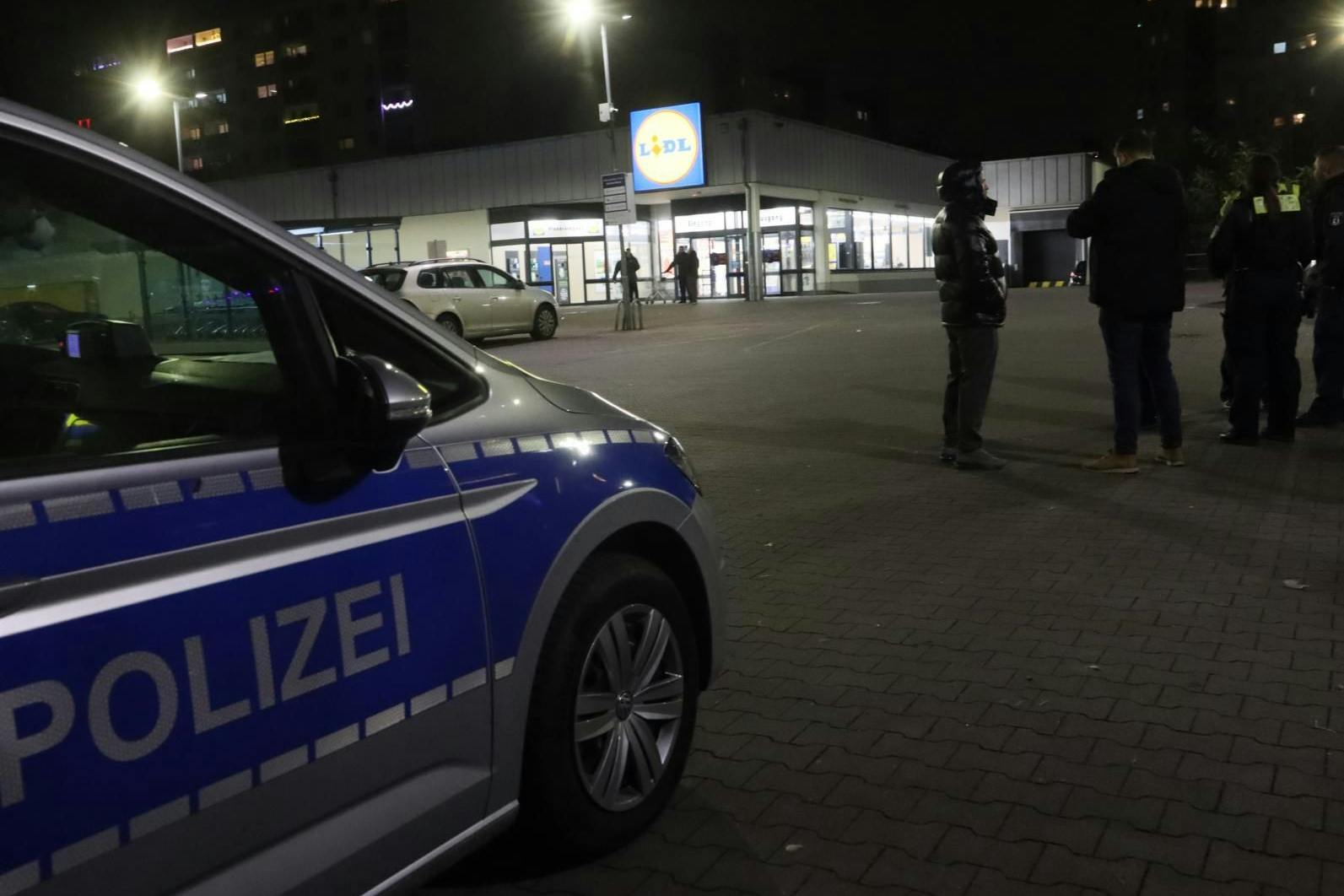 Polizei-Einsatz vor einem Supermarkt in Neukölln: Dort gab es an einem Warenkorbstand einen Zoff zwischen zwei Männern, ein Schuss fiel.