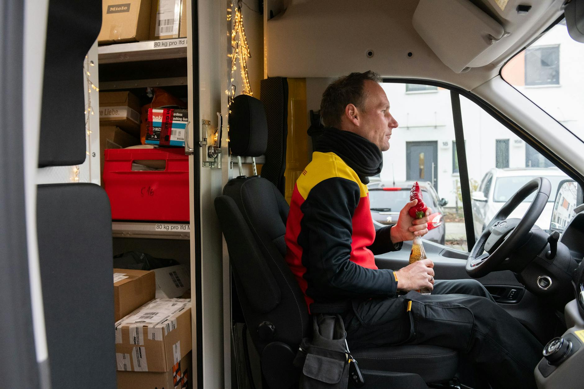 Für die DHL-Zusteller bleibt wenig Zeit für Pausen. Michael Boyn hat sich eine Paprika mitgenommen.