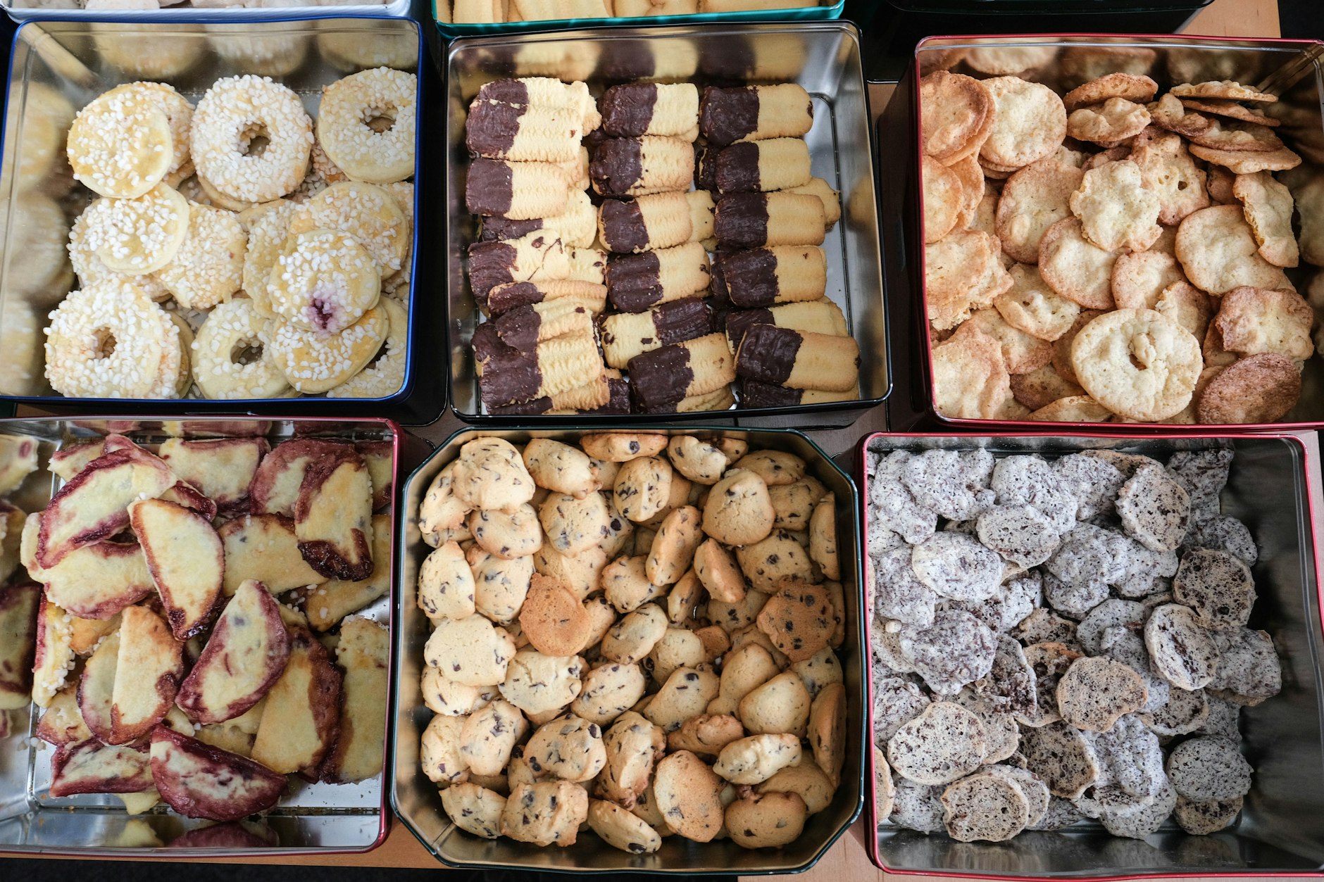 Verschiedene Weihnachtsplätzchen, die in Keksdosen liegen. Dabei ist das gar nicht die beste Art der Aufbewahrung.