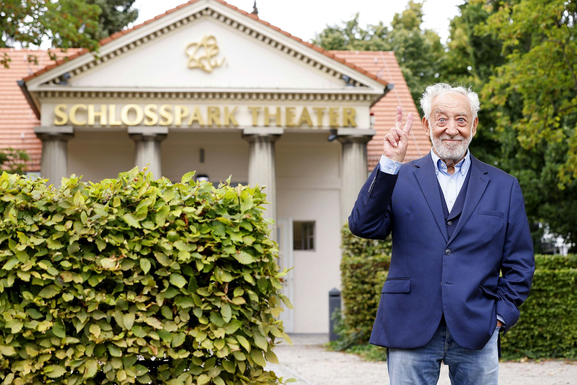 Dieter Hallervorden vor seinem Schlosspark-Theater in Berlin. Er ist dort Intendant.